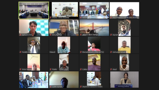 과학기술정책연구원이 가나 과학기술혁신 관계부처 공무원 및 전문가들과 '한국-가나 국제기술혁신협력사업' 관련 워크숍을 온라인으로 열고 성과 및 방향을 공유했다. 참석자들이 온라인으로 의견을 나누고 있다. STEPI 제공